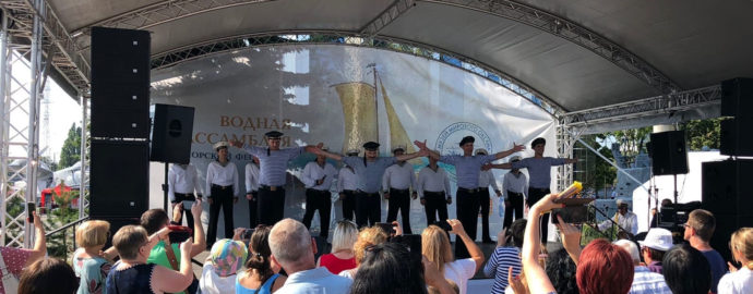 Артисты ансамбля выступили для зрителей Водной ассамблеи на территории музея Мирового океана